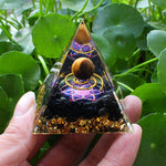 Orgonite Pirâmide Chakra Cristal - NerdLoja