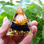 Orgonite Pirâmide Chakra Cristal - NerdLoja