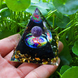 Orgonite Pirâmide Chakra Cristal - NerdLoja