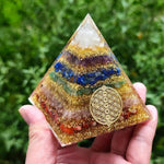 Orgonite Pirâmide Chakra Cristal - NerdLoja